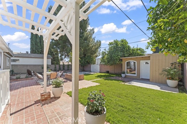 Detail Gallery Image 30 of 44 For 17008 Hartland St, Lake Balboa,  CA 91406 - 4 Beds | 2 Baths