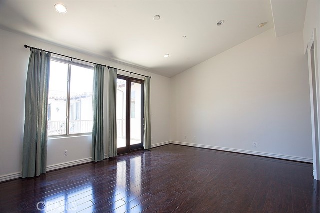 Detail Gallery Image 7 of 17 For 2621 Carnegie Ln #C,  Redondo Beach,  CA 90278 - 3 Beds | 2/1 Baths