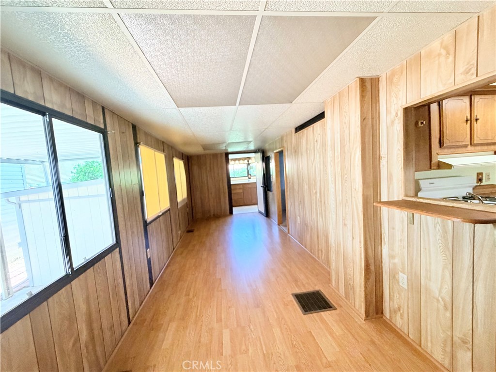 https://media.crmls.org/medias/c1540f4a-ae13-4c12-9d6b-73ac34257ca6.jpg?preset=X-Large
