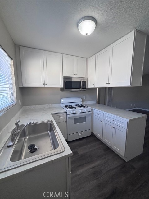 Image 3 of 17 For 607 Limited Avenue 6