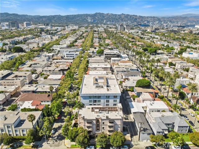 462 S Maple Drive, Beverly Hills CA: https://media.crmls.org/medias/c15760f2-1e21-49c1-a633-04434d97251d.jpg