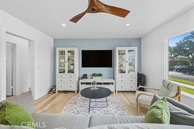 5357 122nd St, Hawthorne CA: https://media.crmls.org/medias/c15b68a5-b26c-41ca-91f9-ea134dba1751.jpg