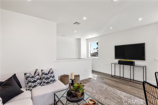 Detail Gallery Image 7 of 17 For 1758 Manuel Ave, Torrance,  CA 90501 - 2 Beds | 2/1 Baths