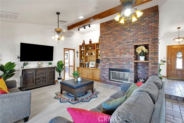 Detail Gallery Image 12 of 56 For 19985 Red Feather, Apple Valley,  CA 92307 - 3 Beds | 2/1 Baths