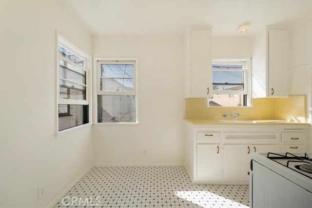 Detail Gallery Image 8 of 14 For 1126 Chelsea Ave #B,  Santa Monica,  CA 90403 - 0 Beds | 1 Baths