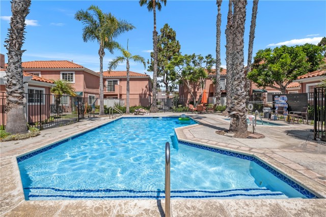 409 Utica Avenue, Huntington Beach CA: https://media.crmls.org/medias/c15e1ce3-e5b8-482a-8236-81c977b2f8a5.jpg