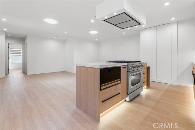 Detail Gallery Image 5 of 33 For 18848 Collins, Tarzana,  CA 91356 - 2 Beds | 2 Baths