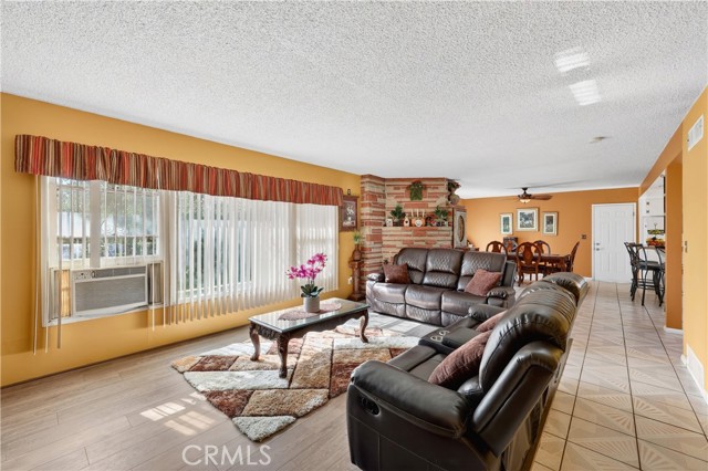 15937 Manzanita, Fontana CA: https://media.crmls.org/medias/c16016fa-df4e-4cd0-ac9b-7345df6d782f.jpg