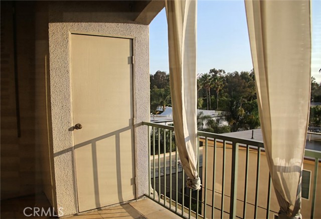 555 Maine Avenue, Long Beach CA: https://media.crmls.org/medias/c161115a-e455-4e16-bdaf-ce14f5c055a3.jpg