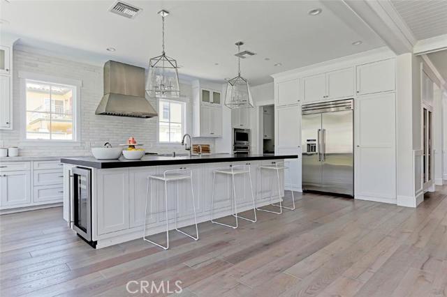 Undercounter U-LINE beverage center, backsplash of glazed bison brick