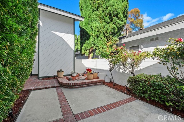 9 Aberdeen st, Irvine CA: https://media.crmls.org/medias/c162e65a-e587-4de7-a870-6164c1cd588e.jpg