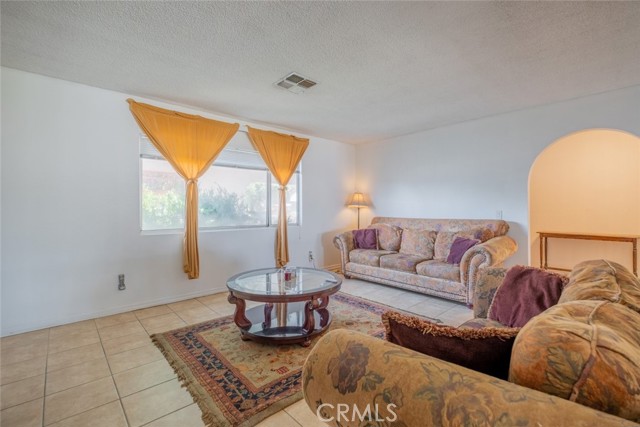 5111 W Avenue M2, Lancaster CA: https://media.crmls.org/medias/c16658ed-1d70-443e-be5b-8cf0d5876664.jpg