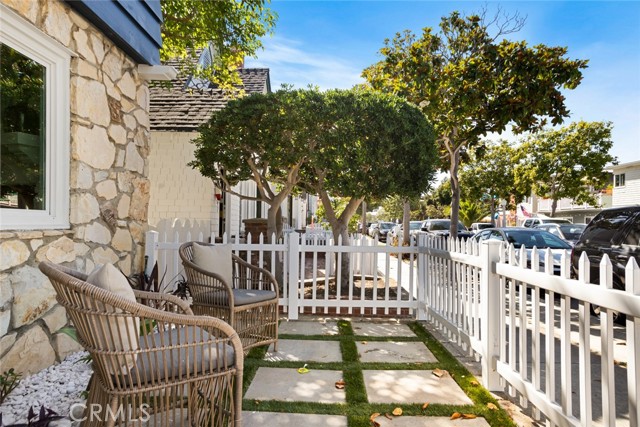 1585 Miramar Drive, Newport Beach CA: https://media.crmls.org/medias/c16679d6-3ccf-4e2e-b377-306a6572abf4.jpg
