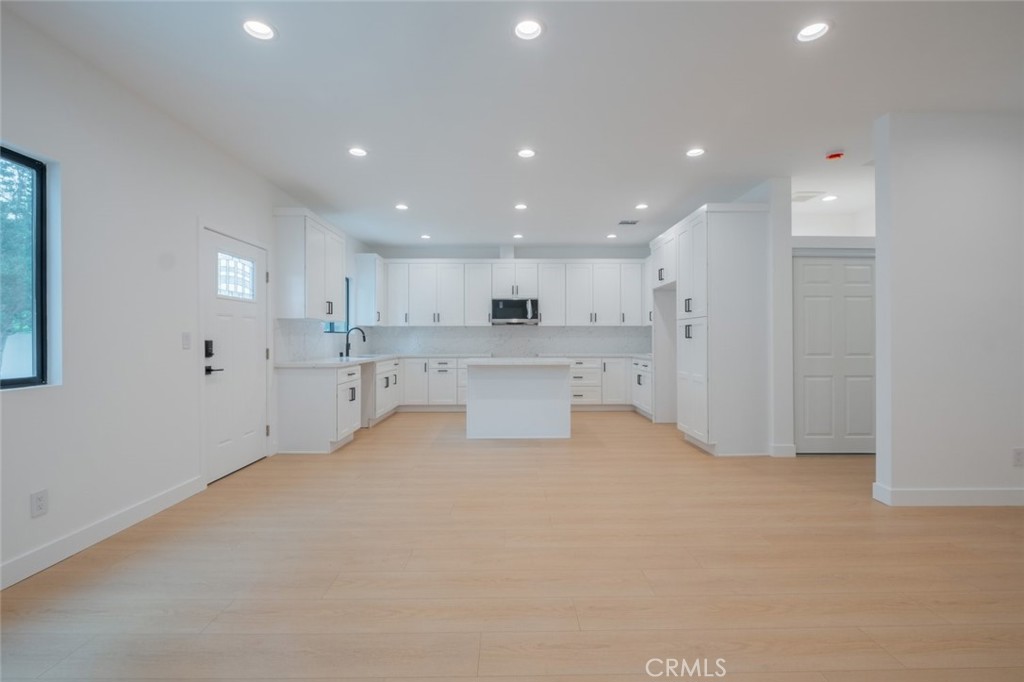 https://media.crmls.org/medias/c1685e86-1642-4b5b-9171-9179b22a7d75.jpg?preset=X-Large