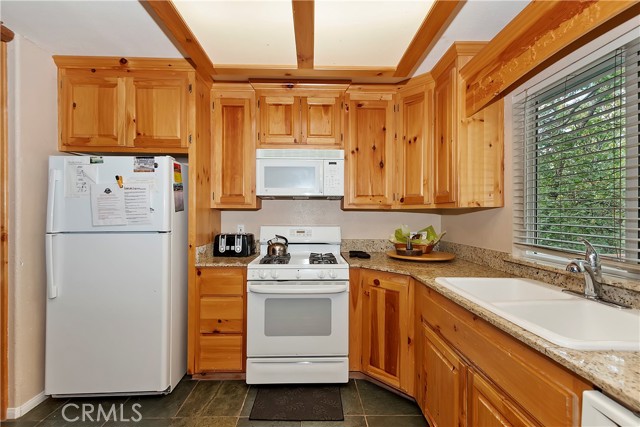 Detail Gallery Image 12 of 31 For 1394 La Crescenta Dr, Big Bear City,  CA 92314 - 3 Beds | 2 Baths