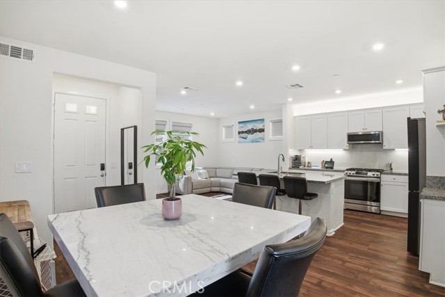 Detail Gallery Image 13 of 38 For 240 Tavern Creek, Palmdale,  CA 93551 - 3 Beds | 3 Baths