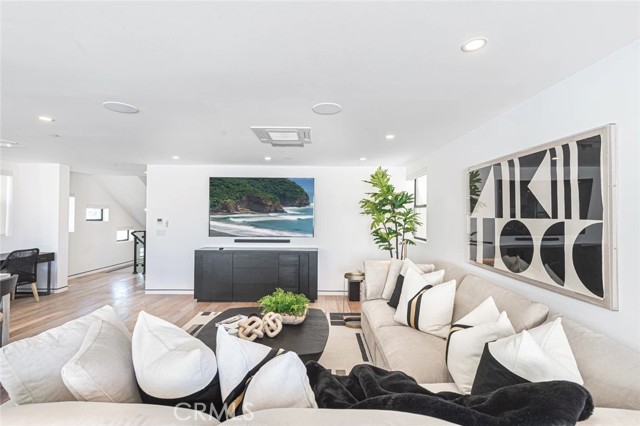 1034 W Balboa Boulevard, Newport Beach CA: https://media.crmls.org/medias/c16ba5da-c257-440e-b0b3-80f3ca75a124.jpg
