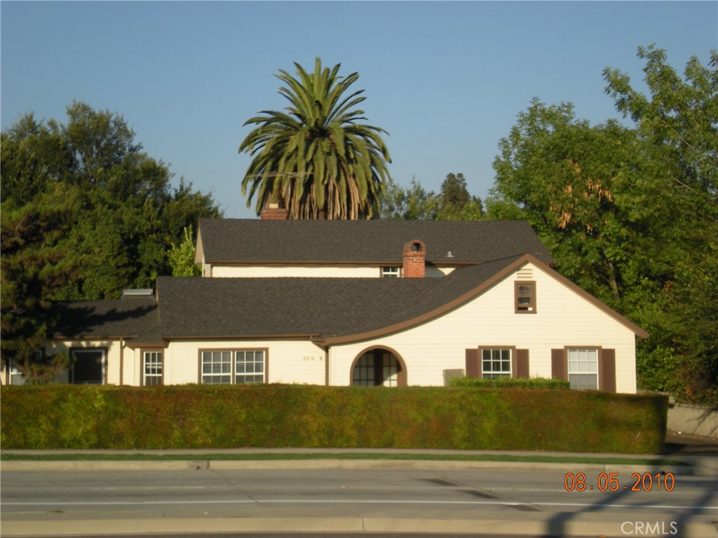 Duplex at 6958 N San Gabriel Blvd