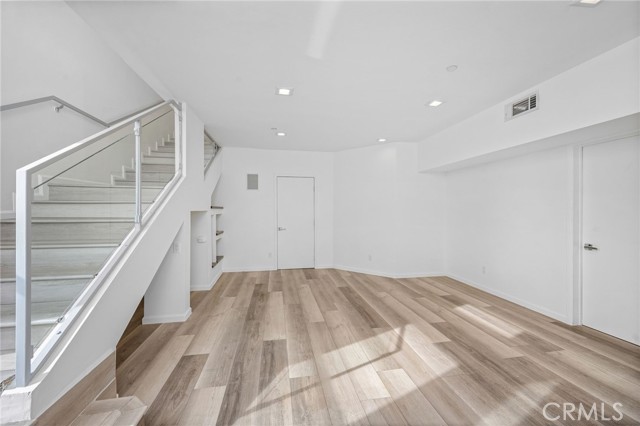 5220 Medina Road, Woodland Hills CA: https://media.crmls.org/medias/c16ee6ae-9461-45e4-837d-d5d4ebca15c9.jpg