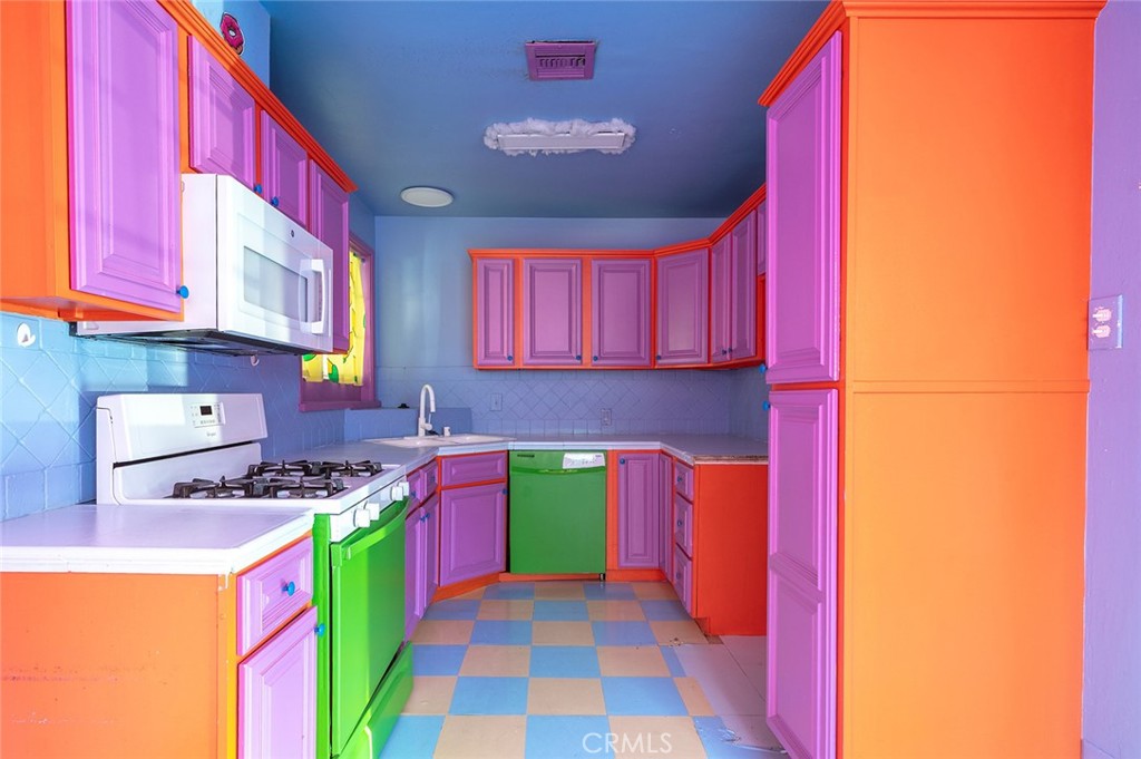 https://media.crmls.org/medias/c179d7b5-f509-40e1-bf77-791095be70df.jpg?preset=X-Large