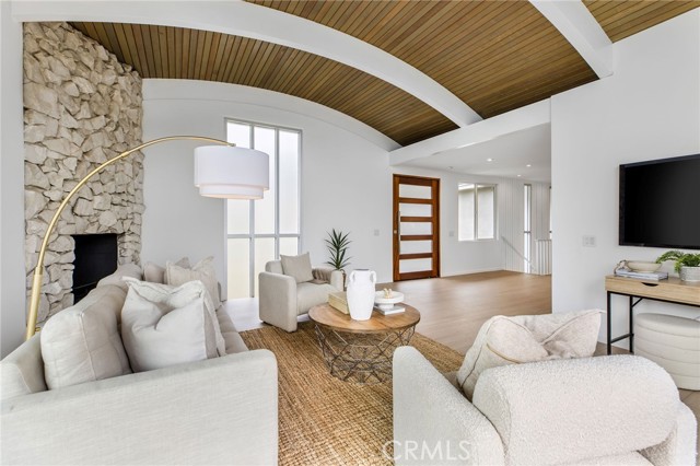 1385 Terrace Way, Laguna Beach CA: https://media.crmls.org/medias/c17caba1-16b2-433a-bebf-132d2bf7a5d4.jpg