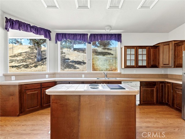 2564 Indian Hill Road, Clearlake Oaks CA: https://media.crmls.org/medias/c17f99f7-f162-44cb-bc9a-d4f493889315.jpg