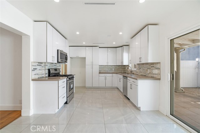 Detail Gallery Image 14 of 54 For 6015 Laurelgrove, North Hollywood,  CA 91606 - 5 Beds | 5 Baths