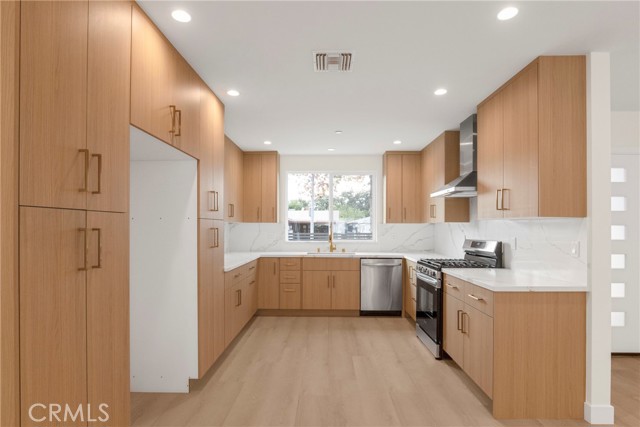 Detail Gallery Image 8 of 39 For 7040 Tyrone Ave, Van Nuys,  CA 91405 - 6 Beds | 4/1 Baths