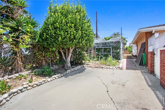 EXTRA PARKING INSIDE FOR A BOAT OR RV .  THE LOT GOES ON AND ON!!