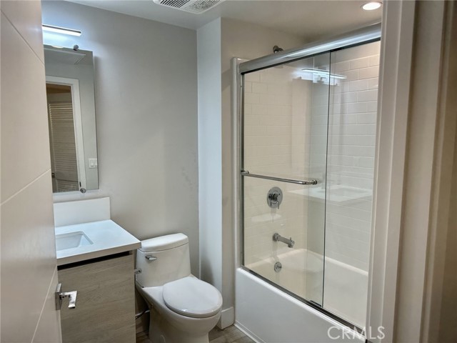 Detail Gallery Image 10 of 34 For 5820 La Mirada Ave #403,  Hollywood,  CA 90038 - 2 Beds | 2 Baths