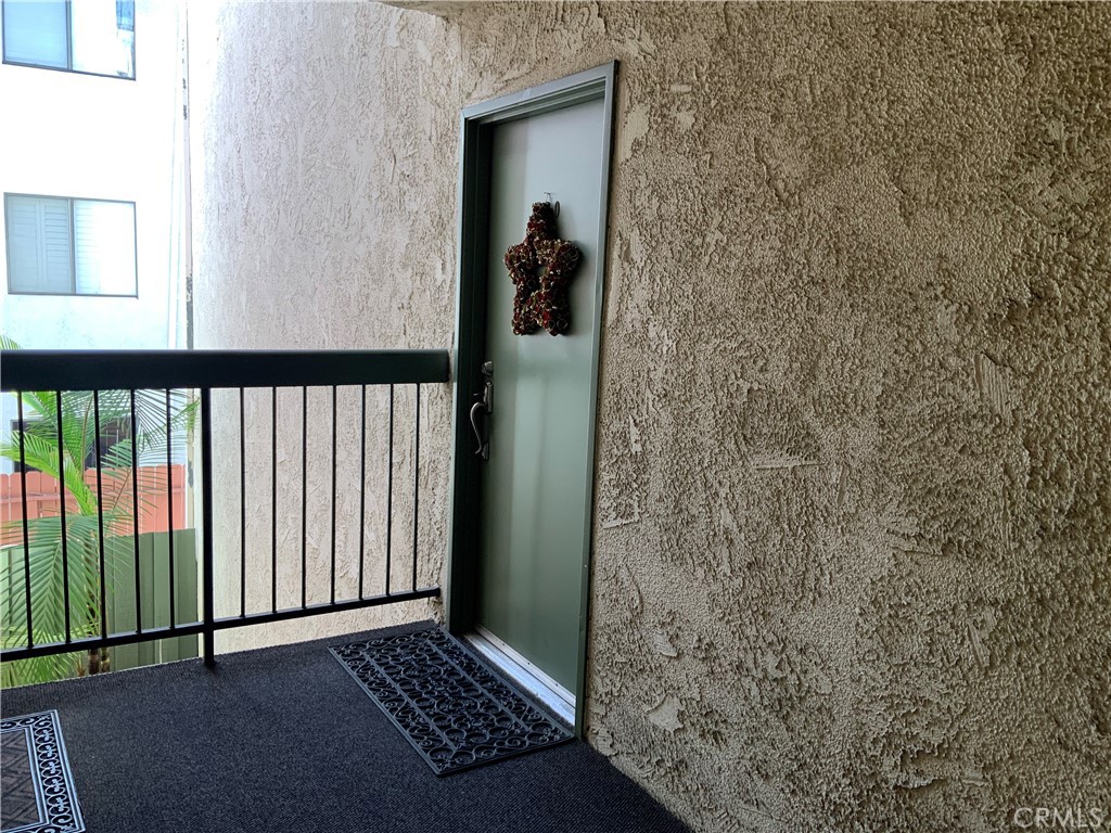 https://media.crmls.org/medias/c187a8d5-cde4-42c6-9178-8f78f838a362.jpg?preset=X-Large