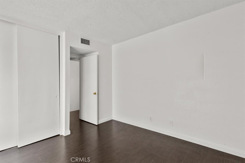 https://media.crmls.org/medias/c18c11d7-b70c-4f67-88cb-8e4584116da4.jpg?preset=X-Large
