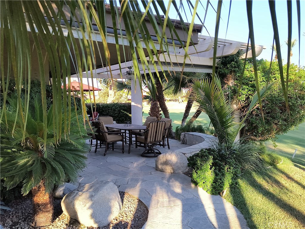 https://media.crmls.org/medias/c18c29a8-d55a-4bb2-b3b4-f3a08881e1ed.jpg?preset=X-Large