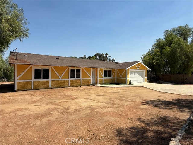 17260 Pfeifer Way, Perris CA: https://media.crmls.org/medias/c18d53f9-ef93-4f3c-9828-2fdc69fe6fc3.jpg
