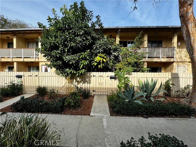 Detail Gallery Image 1 of 9 For 8151 Canby Ave #4,  Reseda,  CA 91335 - 1 Beds | 1 Baths