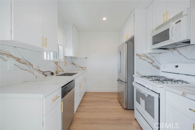 Detail Gallery Image 8 of 20 For 5654 Kester Ave #4,  Van Nuys,  CA 91411 - 2 Beds | 1 Baths