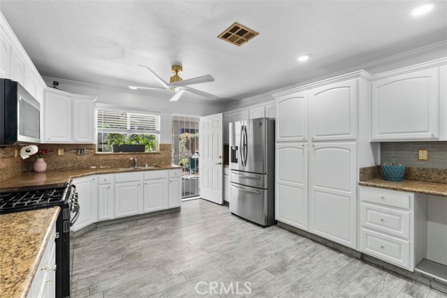 Detail Gallery Image 11 of 42 For 3994 Modesto Dr, San Bernardino,  CA 92404 - 4 Beds | 3 Baths