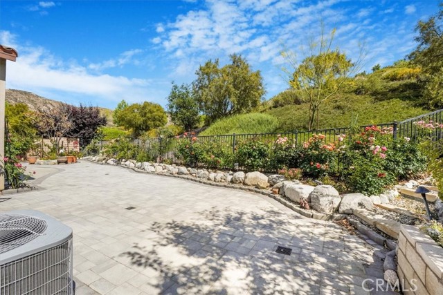 18608 Cedar Crest Drive, Canyon Country CA: https://media.crmls.org/medias/c1953f48-e41c-43ea-b40f-33bb033741a1.jpg