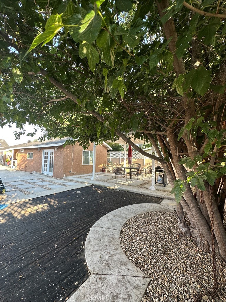 https://media.crmls.org/medias/c195f595-85a6-48de-ae1a-ce8ae68aabb4.jpg?preset=X-Large