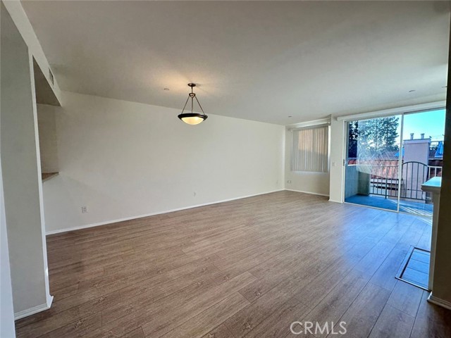 Detail Gallery Image 9 of 21 For 7551 Jordan #304,  Canoga Park,  CA 91303 - 3 Beds | 2 Baths