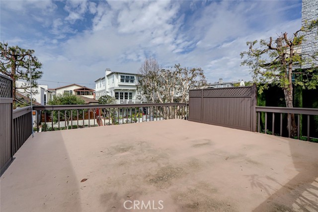 516 2nd Street, Manhattan Beach, California 90266, 2 Bedrooms Bedrooms, ,1 BathroomBathrooms,Residential,For Sale,2nd,SB25035059