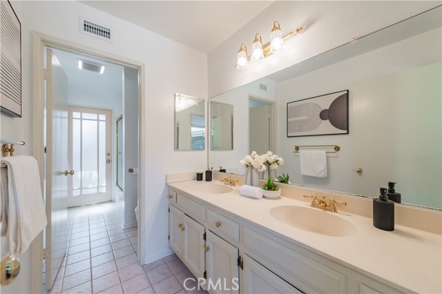 Dual sinks in 2nd bathroom