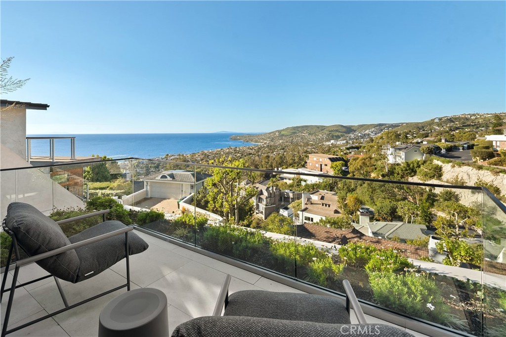 https://media.crmls.org/medias/c1aa0747-d5e5-4263-b923-0b2159b1b476.jpg?preset=X-Large