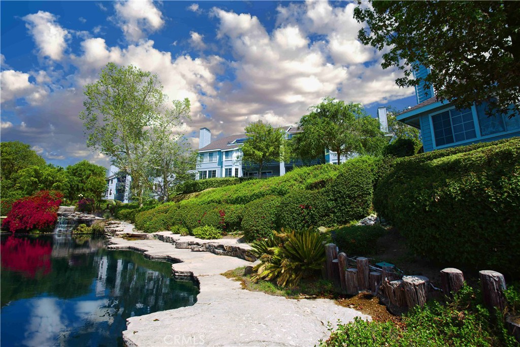 1083 Lakeview Terrace