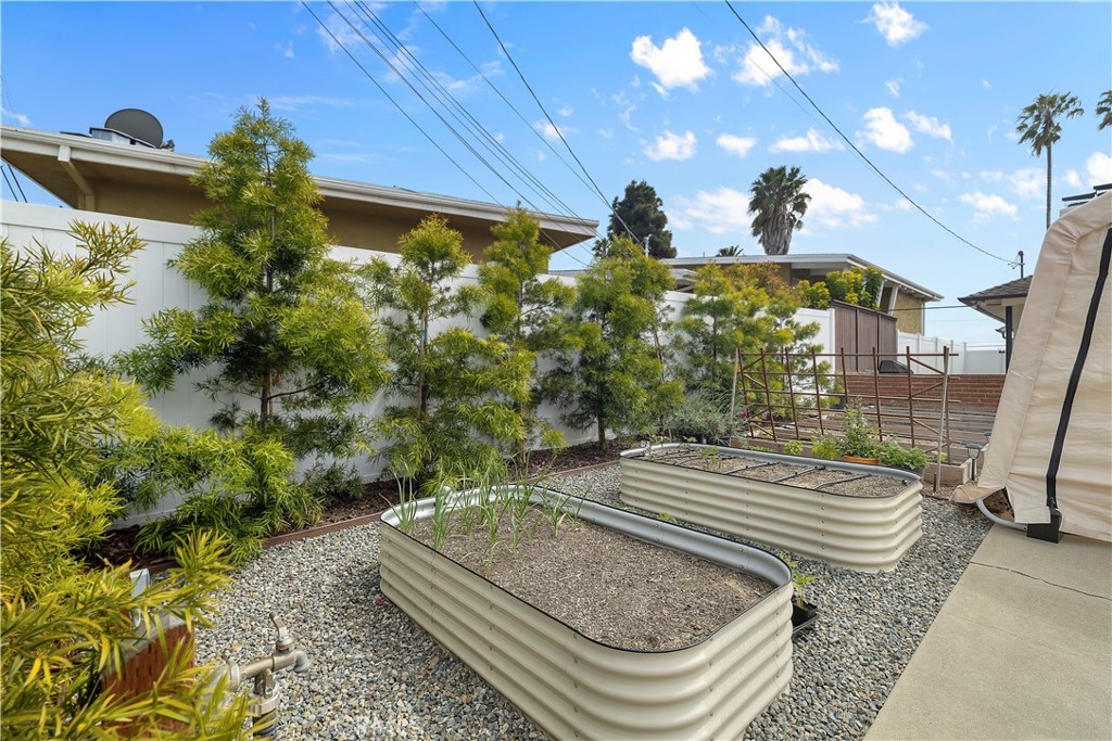 https://media.crmls.org/medias/c1aa8fda-9a8c-4286-8eb0-32611a06fa70.jpg?preset=X-Large