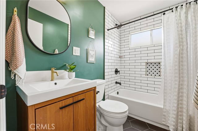 Detail Gallery Image 13 of 23 For 2157 Gale Ave, Long Beach,  CA 90810 - 4 Beds | 3 Baths