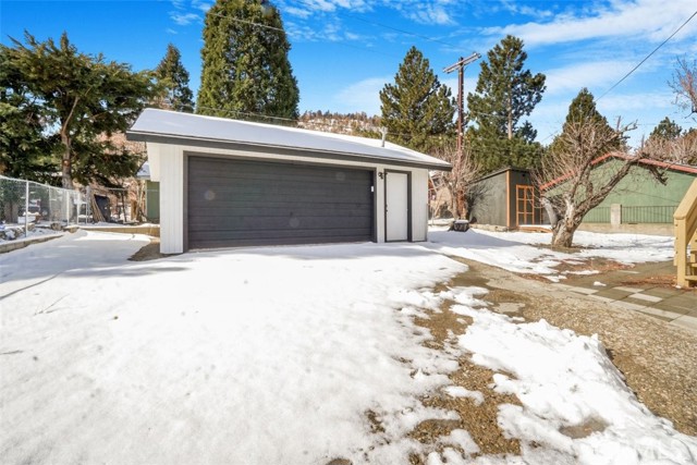955 Apple Avenue, Wrightwood CA: https://media.crmls.org/medias/c1b04aa7-63a4-46f2-b623-ca5df9c8e26c.jpg