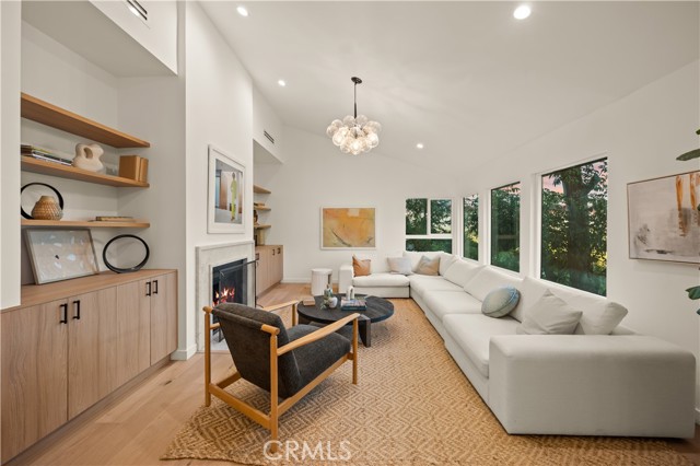 Detail Gallery Image 2 of 24 For 3947 Sumac Dr, Sherman Oaks,  CA 91403 - 4 Beds | 4/1 Baths