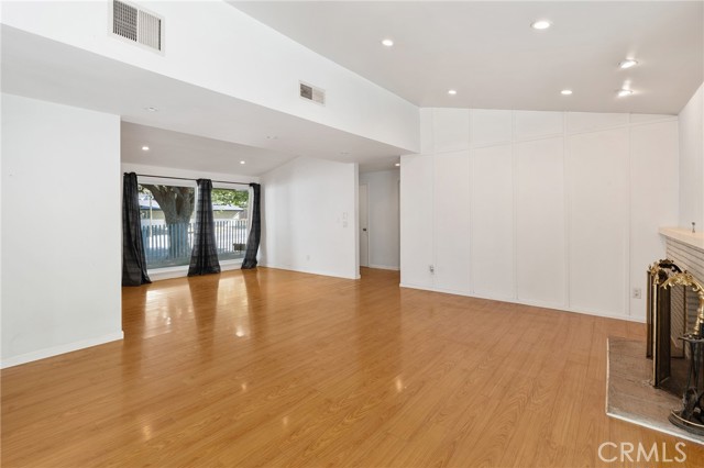 20255 Oxnard Street photo 4