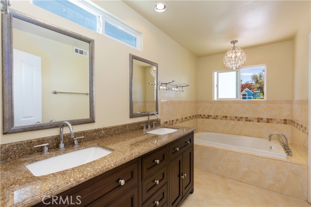 Primary Bathroom w/dual sinks & Jacuzzi Tub